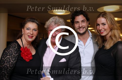 Utrecht 5 januari 2012
Premiere show Tineke Schouten in schouwburg Utrecht. Willibrord Frequin met vriendin en zoon Louis en vriendin
Peter Smulders bv
