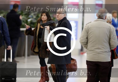 Schiphol 27 december 2012
Youp v t Hek en zijn vrouw Debbie Petter vertrekken vanaf schiphol op vakantie.
Peter Smulders bv