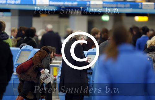 Schiphol 27 december 2012
Youp v t Hek en zijn vrouw Debbie Petter vertrekken vanaf schiphol op vakantie.
Peter Smulders bv