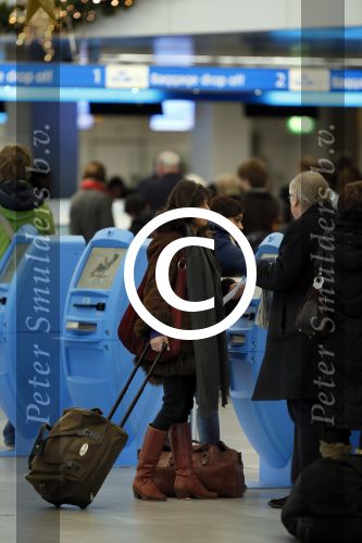Schiphol 27 december 2012
Youp v t Hek en zijn vrouw Debbie Petter vertrekken vanaf schiphol op vakantie.
Peter Smulders bv