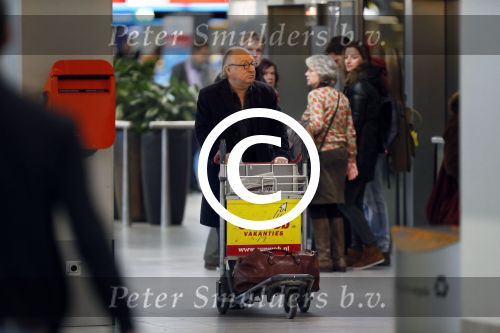 Schiphol 27 december 2012
Youp v t Hek en zijn vrouw Debbie Petter vertrekken vanaf schiphol op vakantie.
Peter Smulders bv