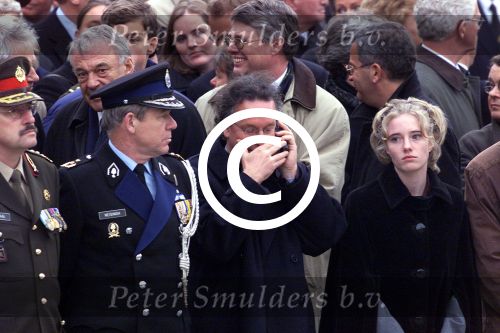 Amsterdam 4 mei 2001

Dodenherdenking op de dam met Koningin Beatrix en Prins Willem Alexander(in uniform)
loco burgemeester ... van amsterdam met gsm
Peter Smulders bv