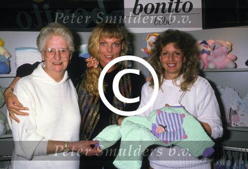 Eindhoven, 10 November 1989
Zangeres Bernadette bij babyzaak Bonito van Henriette Peels voor het uitzoeken van een babykamer
Foto Peter Smulders BV
