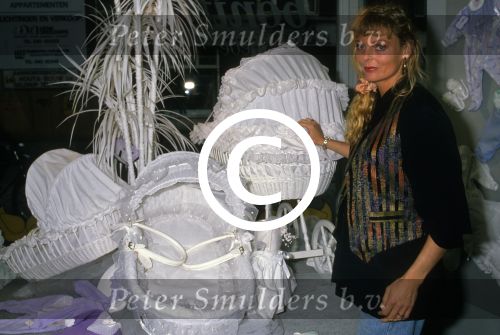 Eindhoven, 10 November 1989
Zangeres Bernadette bij babyzaak Bonito van Henriette Peels voor het uitzoeken van een babykamer
Foto Peter Smulders BV