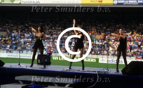Eindhoven, 31 Mei 1987
Optreden in het PSV stadion van de meidengroep Centerfold met o.a. Laura Fygi
In het midden Cecilia zangeres