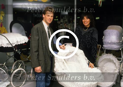 Eindhoven, 10 November 1989
Erwin Koeman met zijn vrouw Emmy Koeman bij babyzaak Bonito van Henriette Peels voor het uitzoeken van een babykamer
Foto Peter Smulders BV