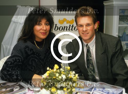 Eindhoven, 10 November 1989
Erwin Koeman met zijn vrouw Emmy Koeman bij babyzaak Bonito van Henriette Peels voor het uitzoeken van een babykamer
Foto Peter Smulders BV