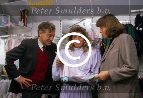 Eindhoven, 20 Oktober 1989
Gerard v d Berg met zijn vrouw bij babyzaak Bonito van Henriette Peels voor het uitzoeken van een babykamer
Foto Peter Smulders BV