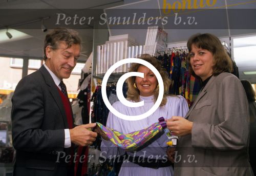 Eindhoven, 20 Oktober 1989
Gerard v d Berg met zijn vrouw bij babyzaak Bonito van Henriette Peels voor het uitzoeken van een babykamer
Foto Peter Smulders BV