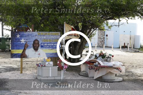 Curacao 31 december 2013
Herdenkingsmonument Helmin Wiels op het strand waar hij vermoord is.