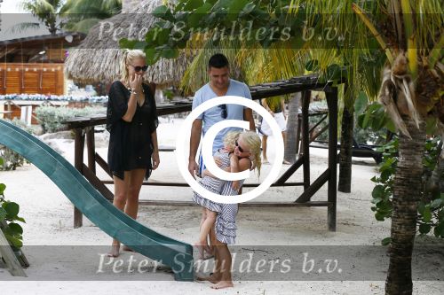 Curacao 28 december 2013
Jan Smit, Liza Smit, Emma Smit, Fem Smitop het strand van Lions dive Hotel op Curacao.
Foto Peter Smulders BV
