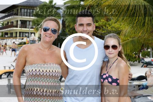Curacao 28 december 2013
Jan Smit, Liza Smit, Emma Smit, Fem Smitop het strand van Lions dive Hotel op Curacao.
Foto Peter Smulders BV