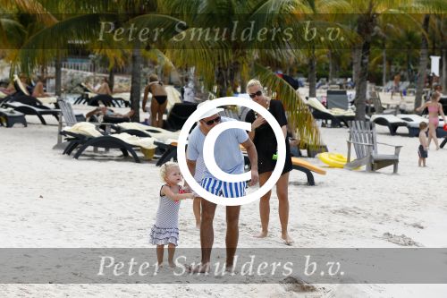 Curacao 28 december 2013
Jan Smit, Liza Smit, Emma Smit, Fem Smitop het strand van Lions dive Hotel op Curacao.
Foto Peter Smulders BV