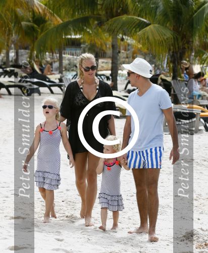 Curacao 28 december 2013
Jan Smit, Liza Smit, Emma Smit, Fem Smitop het strand van Lions dive Hotel op Curacao.
Foto Peter Smulders BV