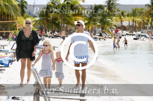 Curacao 28 december 2013
Jan Smit, Liza Smit, Emma Smit, Fem Smitop het strand van Lions dive Hotel op Curacao.
Foto Peter Smulders BV