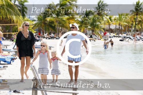 Curacao 28 december 2013
Jan Smit, Liza Smit, Emma Smit, Fem Smitop het strand van Lions dive Hotel op Curacao.
Foto Peter Smulders BV
