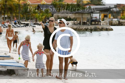 Curacao 28 december 2013
Jan Smit, Liza Smit, Emma Smit, Fem Smitop het strand van Lions dive Hotel op Curacao.
Foto Peter Smulders BV
