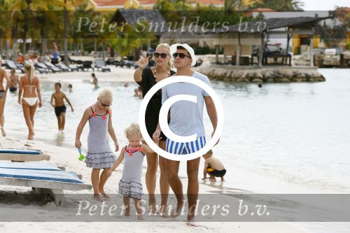 Curacao 28 december 2013
Jan Smit, Liza Smit, Emma Smit, Fem Smitop het strand van Lions dive Hotel op Curacao.
Foto Peter Smulders BV