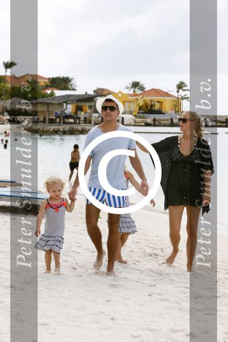 Curacao 28 december 2013
Jan Smit, Liza Smit, Emma Smit, Fem Smitop het strand van Lions dive Hotel op Curacao.
Foto Peter Smulders BV