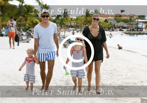 Curacao 28 december 2013
Jan Smit, Liza Smit, Emma Smit, Fem Smitop het strand van Lions dive Hotel op Curacao.
Foto Peter Smulders BV