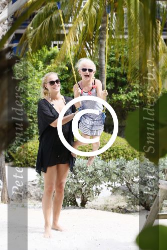 Curacao 28 december 2013
Jan Lisa Emma Fem en Emma Smit op het strand van Lions dive Hotel op curacao.