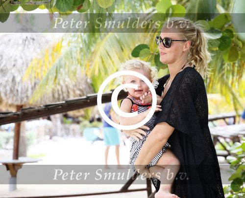 Curacao 28 december 2013
Jan Lisa Emma Fem en Emma Smit op het strand van Lions dive Hotel op curacao.