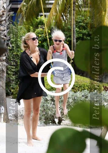 Curacao 28 december 2013
Jan Lisa Emma Fem en Emma Smit op het strand van Lions dive Hotel op curacao.