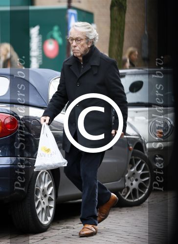 Amsterdam 8 januari 2013
Louis v Dijk doet boodschappen op cornelis schuytstraat.