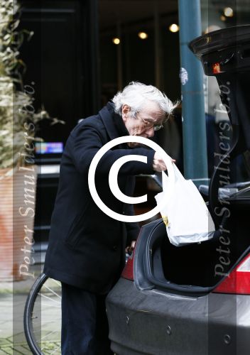 Amsterdam 8 januari 2013
Louis v Dijk doet boodschappen op cornelis schuytstraat.