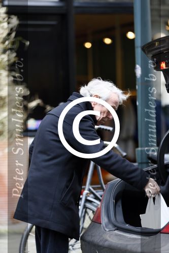 Amsterdam 8 januari 2013
Louis v Dijk doet boodschappen op cornelis schuytstraat.