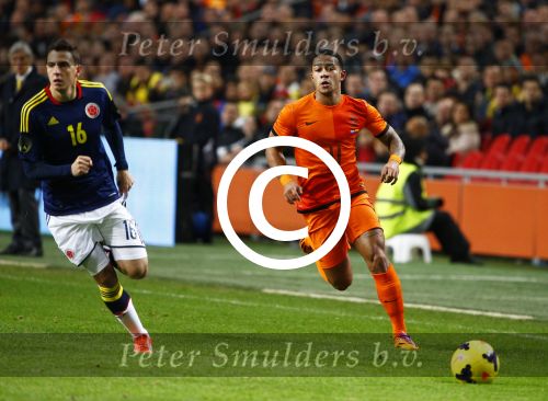 Amsterdam, 19 November 2013
Oefeninterland Nederland-Colombia, eindstand 0-0
Memphis Depay in duel met zijn ploeggenoot van PSV, Santiago Arias
Foto Peter Smulders BV