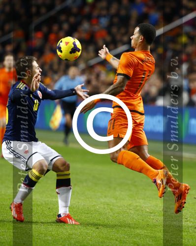 Amsterdam, 19 November 2013
Oefeninterland Nederland-Colombia, eindstand 0-0
Memphis Depay in duel met zijn ploeggenoot van PSV, Santiago Arias
Foto Peter Smulders BV