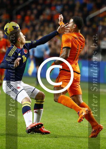 Amsterdam, 19 November 2013
Oefeninterland Nederland-Colombia, eindstand 0-0
Memphis Depay in duel met zijn ploeggenoot van PSV, Santiago Arias
Foto Peter Smulders BV