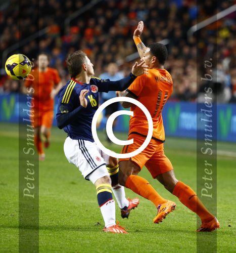 Amsterdam, 19 November 2013
Oefeninterland Nederland-Colombia, eindstand 0-0
Memphis Depay in duel met zijn ploeggenoot van PSV, Santiago Arias
Foto Peter Smulders BV