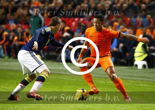 Amsterdam, 19 November 2013
Oefeninterland Nederland-Colombia, eindstand 0-0
Memphis Depay in duel met zijn ploeggenoot van PSV, Santiago Arias
Foto Peter Smulders BV
