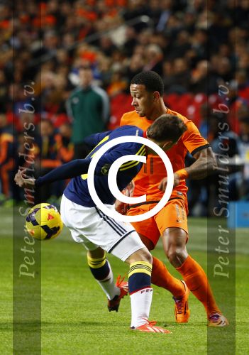Amsterdam, 19 November 2013
Oefeninterland Nederland-Colombia, eindstand 0-0
Memphis Depay in duel met zijn ploeggenoot van PSV, Santiago Arias
Foto Peter Smulders BV