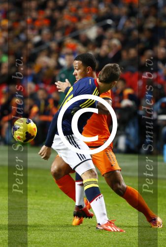 Amsterdam, 19 November 2013
Oefeninterland Nederland-Colombia, eindstand 0-0
Memphis Depay in duel met zijn ploeggenoot van PSV, Santiago Arias
Foto Peter Smulders BV
