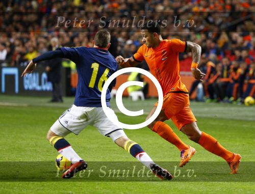 Amsterdam, 19 November 2013
Oefeninterland Nederland-Colombia, eindstand 0-0
Memphis Depay in duel met zijn ploeggenoot van PSV, Santiago Arias
Foto Peter Smulders BV
