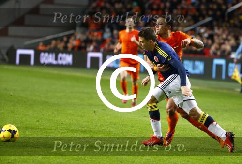 Amsterdam, 19 November 2013
Oefeninterland Nederland-Colombia, eindstand 0-0
Memphis Depay in duel met zijn ploeggenoot van PSV, Santiago Arias
Foto Peter Smulders BV