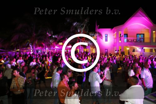 Curacao 27 december 2013
Jan Smit geeft een spetterend optreden bij papagayo beach. Gerard Joling zingt ook nog spontaan een liedje mee. Jan zijn vrouw Lisa is natuurlijk ook aanwezig.