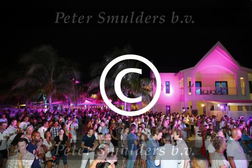 Curacao 27 december 2013
Jan Smit geeft een spetterend optreden bij papagayo beach. Gerard Joling zingt ook nog spontaan een liedje mee. Jan zijn vrouw Lisa is natuurlijk ook aanwezig.