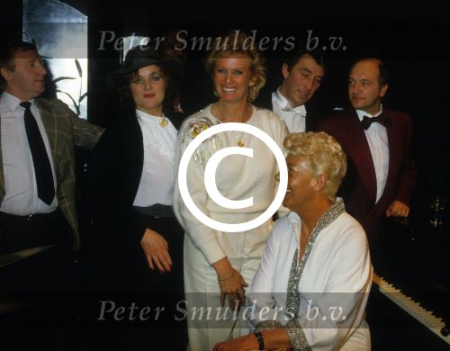 Ria Valk met Pia Beck, Imca Marina,
Bram Biesterveld, Tom Leeflang, Oscar Harris