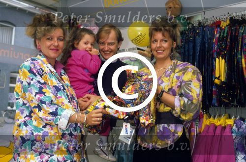 Eindhoven, 20 Oktober 1989
Riny Schreijenberg samen met zijn inmiddels overleden ex-vrouw bij babyzaak Bonito van Henriette Peels voor het uitzoeken van een babykamer
Foto Peter Smulders BV