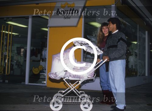 24 Oktober 1989
Romario samen met Monica bij Bonito voor het uitzoeken van een babykamer
Foto Peter Smulders BV