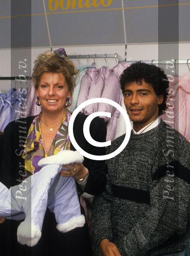 24 Oktober 1989
Romario samen met Henriette Peels van Bonito voor het uitzoeken van een babykamer
Foto Peter Smulders BV