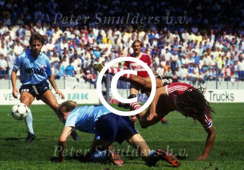Eindhoven, 5 April 1987
PSV-FC Utrecht, eindstand 5-0
Ruud Gullit in duel met o.a. Gert Kruys
Foto Peter Smulders BV