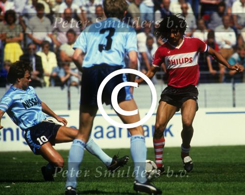 Eindhoven, 5 April 1987
PSV-FC Utrecht, eindstand 5-0
Ruud Gullit in duel met o.a. Gert Kruys
Foto Peter Smulders BV