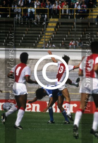 Amsterdam, 31 Augustus 1986
AJAX-PSV, eindstand 3-0
Ruud Gullit wordt belaagd door Marco v Basten
Foto Peter Smulders BV