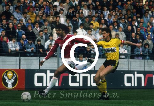 Eindhoven, 21 November 1987
Kompetitiewedstrijd PSV-Roda JC, eindstand 2-1
Op de foto Ruud Gullit en Ernie Brandts
Foto Peter Smulders BV