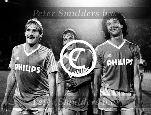 AJAX-PSV, komp 1985/1986, eindstand 2-4
28 augustus 1985
Vreugde bij v.l.n.r.: Ton Lokhof, Rene v d Gijp en Ruud Gullit


PETER SMULDERS BV